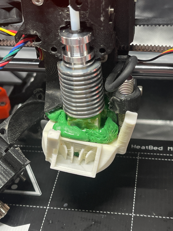 3DプリンタのエクストルーダーがPLAフィラメントに飲み込まれている図
