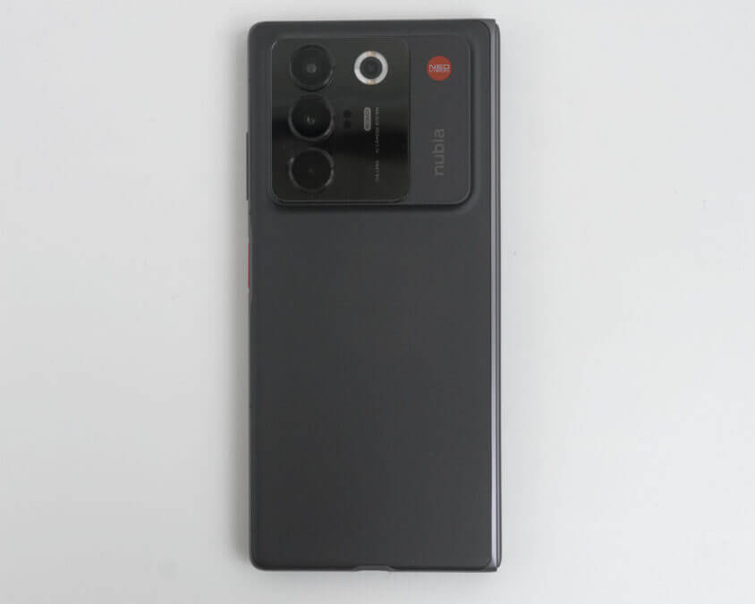 nubia Fold 本体画像
閉じた状態