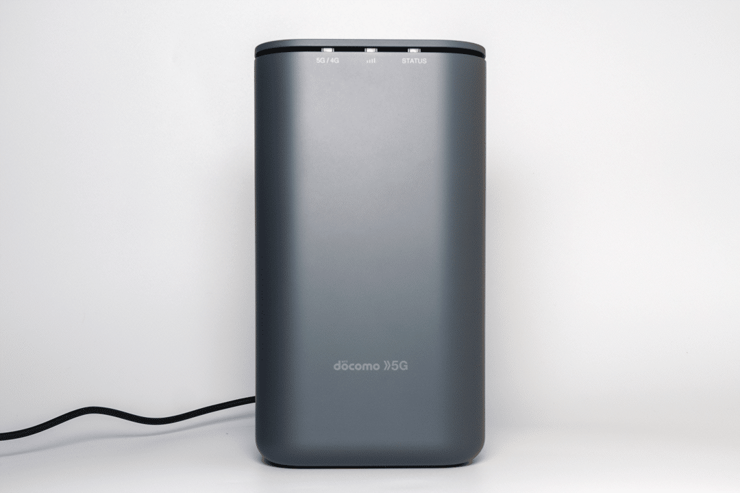 home 5G HR01を電源ケーブル接続した状態で、稼働します。