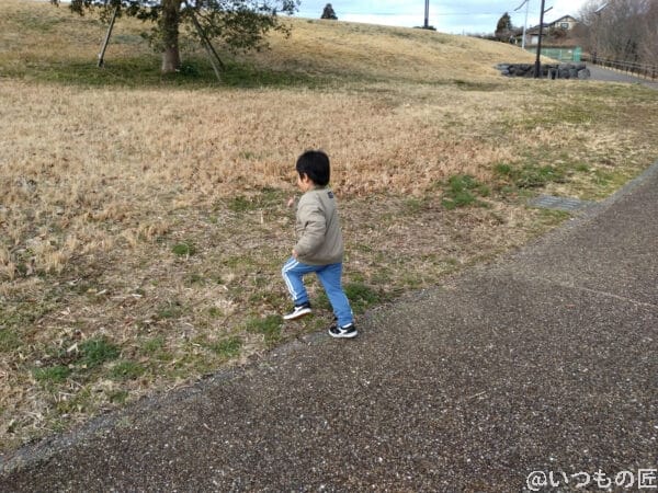 走る子供(屋外撮影)