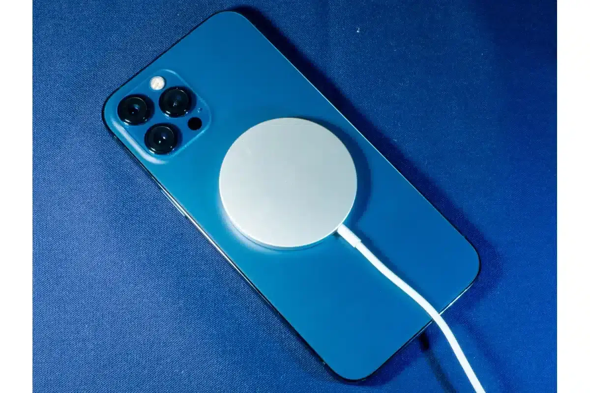 iPhone 12 Pro MAXをMagSafeで充電する様子です。貼り付ける手軽さは良いですが、とても高価です。