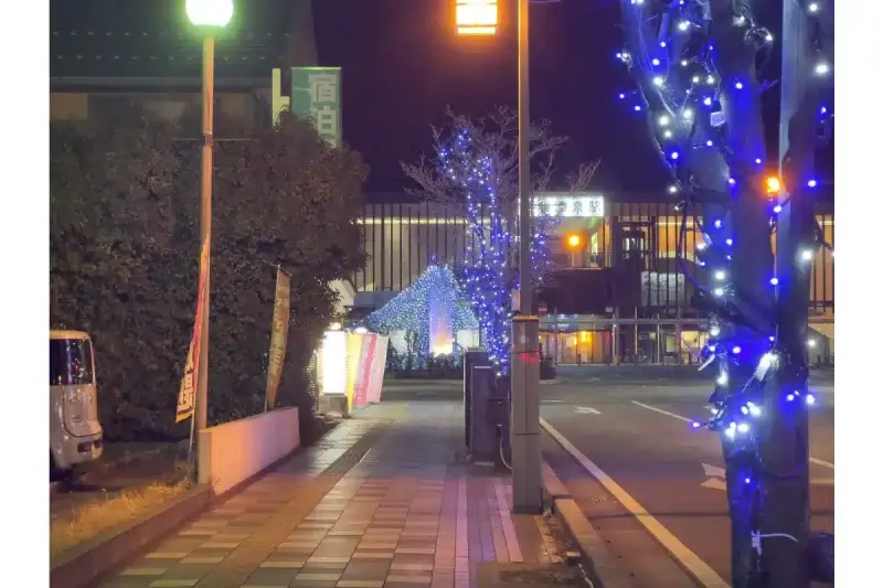 ナイトモードで撮影した夜景を撮影した場合は、通常のママではライト部分の白飛びが厳しいです。