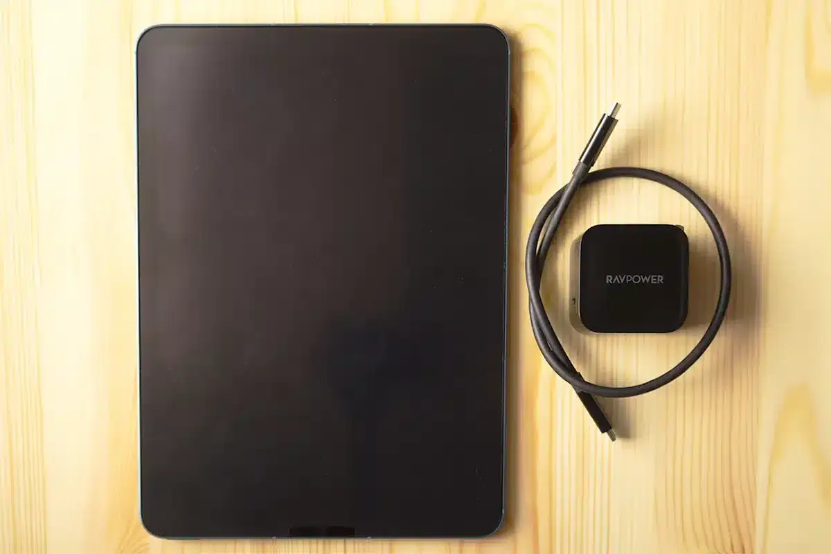 iPad Air5ではRAVPOWER 65W充電器とUSB-Cケーブルを使用しています。これらはノートパソコンと共用できています。