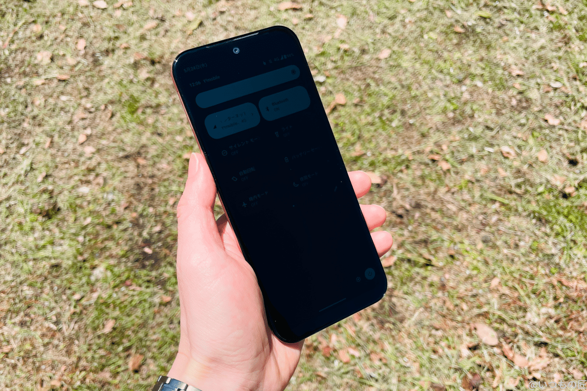 晴天時のAndroid One S10の画面の写真。ディスプレイの明るさ設定を最大にしている様子。