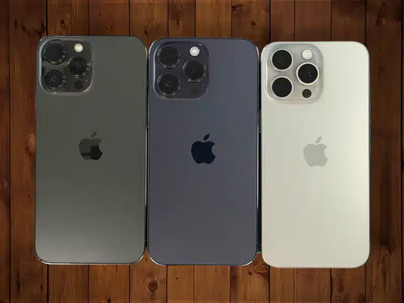 iPhone13 Pro Max(左)、iPhone14 Pro Max(中央)、iPhone15 Pro Max(右)
