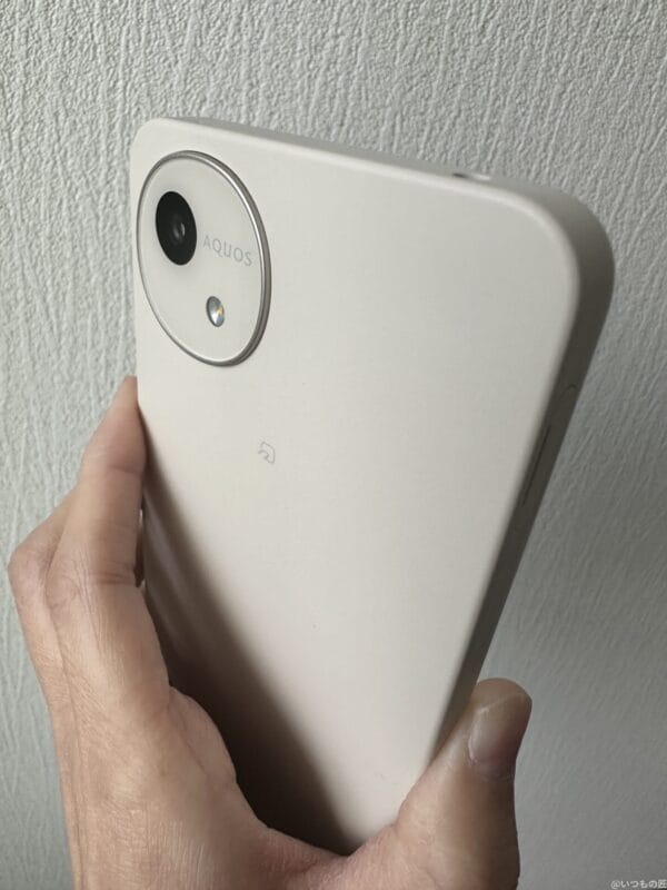 AQUOS wish4 レビュー
AQUOS wish4を手に持っている写真