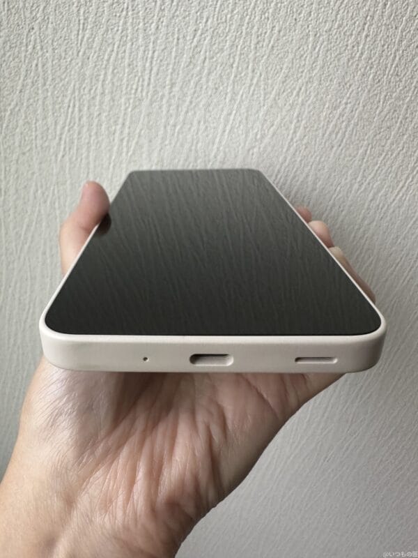 AQUOS wish4 レビュー
AQUOS wish4を手に持っている写真