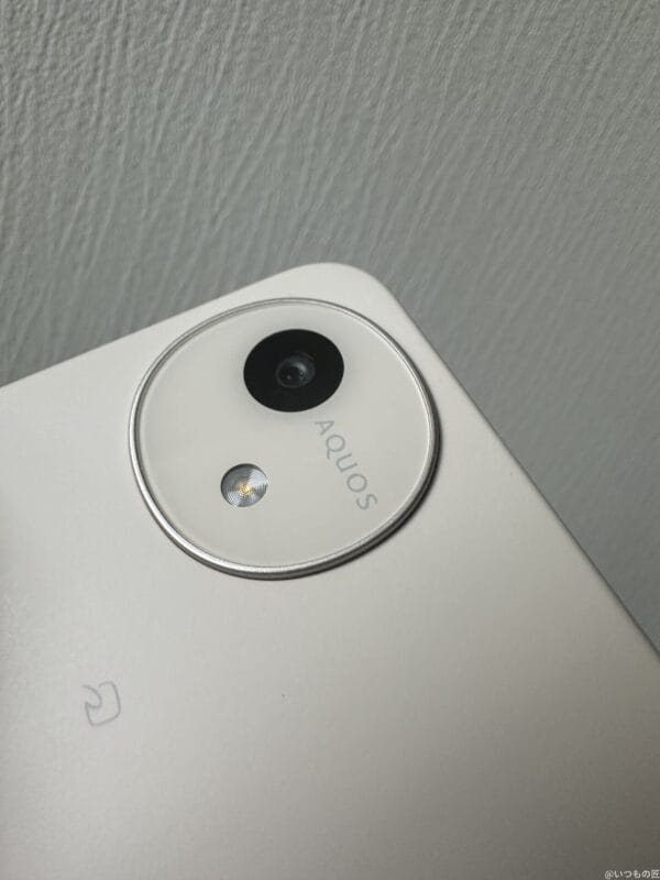 AQUOS wish4 レビュー
AQUOS wish4を手に持っている写真