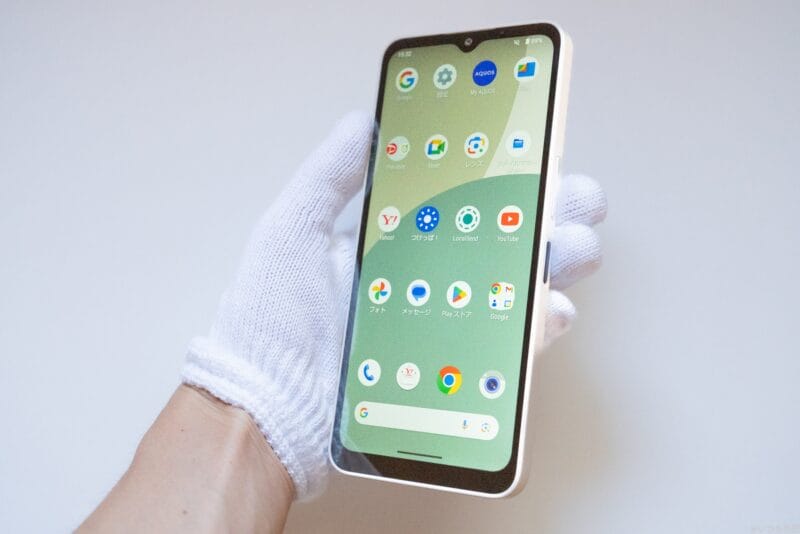 AQUOS wish4 レビュー
AQUOS wish4を手に持っている様子