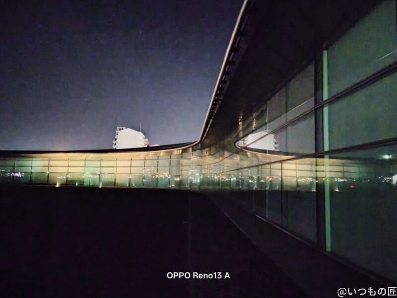 moto g66y 5G カメラ
ガラス張りの建物を夜間撮影した写真