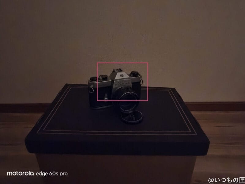 motorola edge 60s pro カメラ
暗所の屋内に置かれたフィルムカメラ