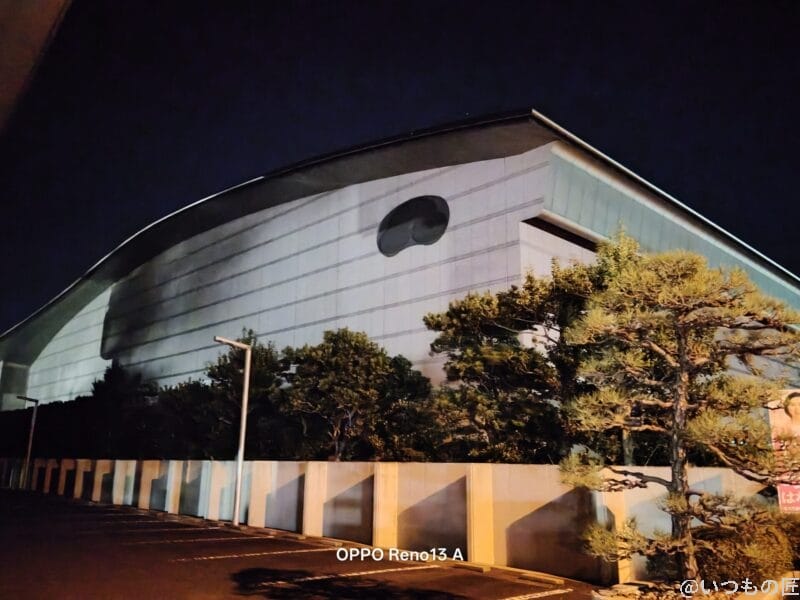 OPPO Reno14 5G カメラ オレンジ色の街灯に照らされた白い建物