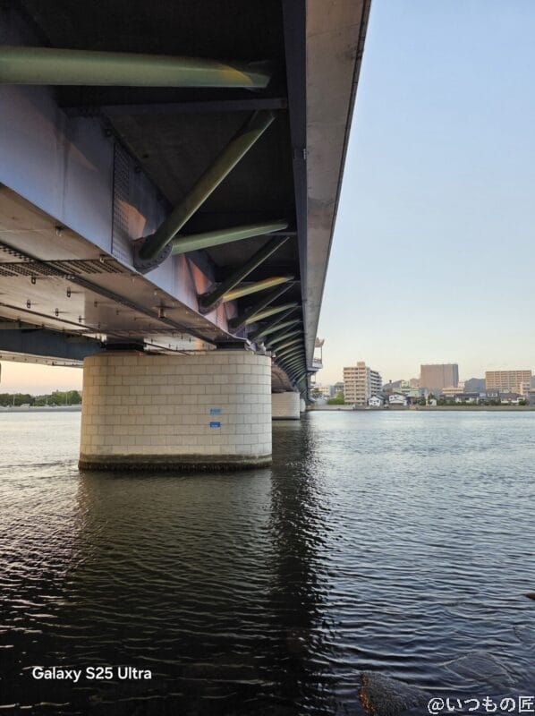 Galaxy S25 Ultra カメラ
海の上に架かる橋の下を撮影した写真