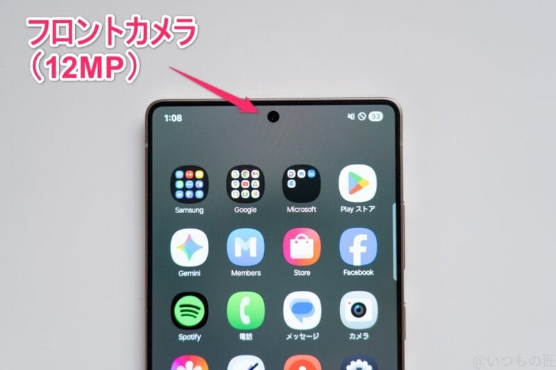 Galaxy S25 Ultra カメラ
机の上に置かれたGalaxy S25 Ultraのイメージ図