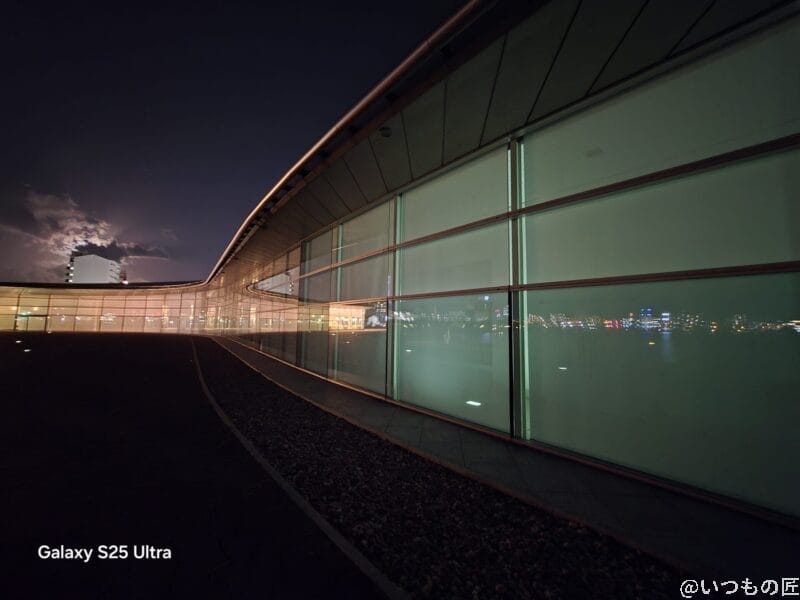 Galaxy S25 Ultra カメラ 夜のガラス張りの建物内の様子