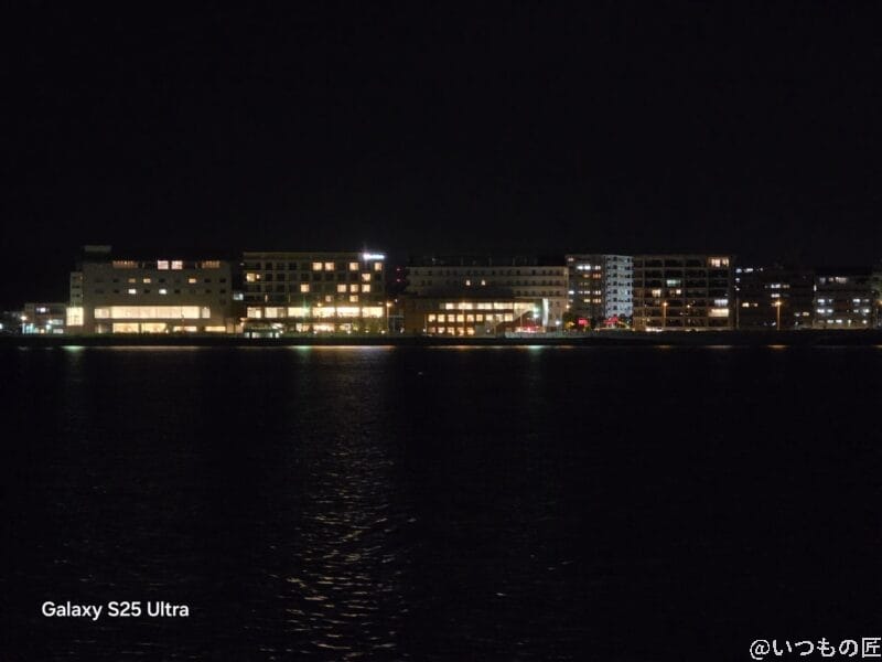 Galaxy S25 Ultra カメラ 海の向こうの街の灯りを捉えた一枚