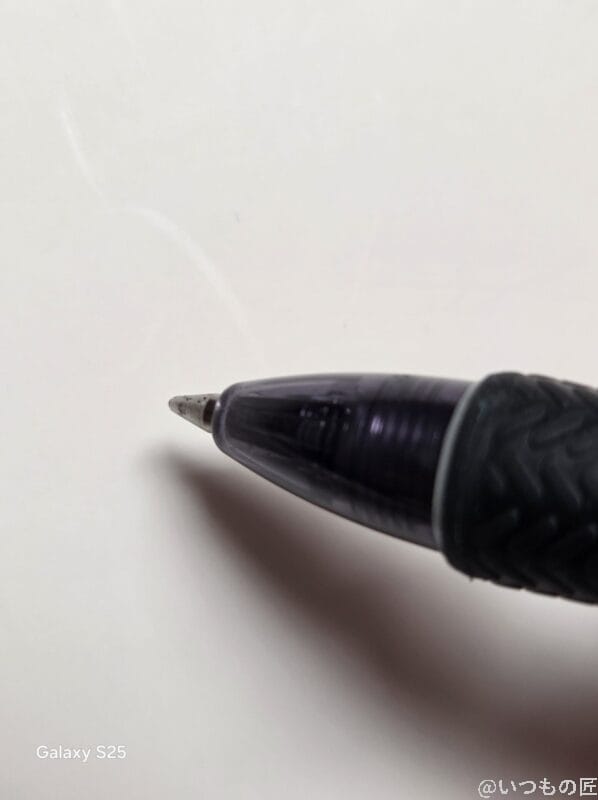Galaxy S25 カメラ
黒のボールペンの先端を接写した写真