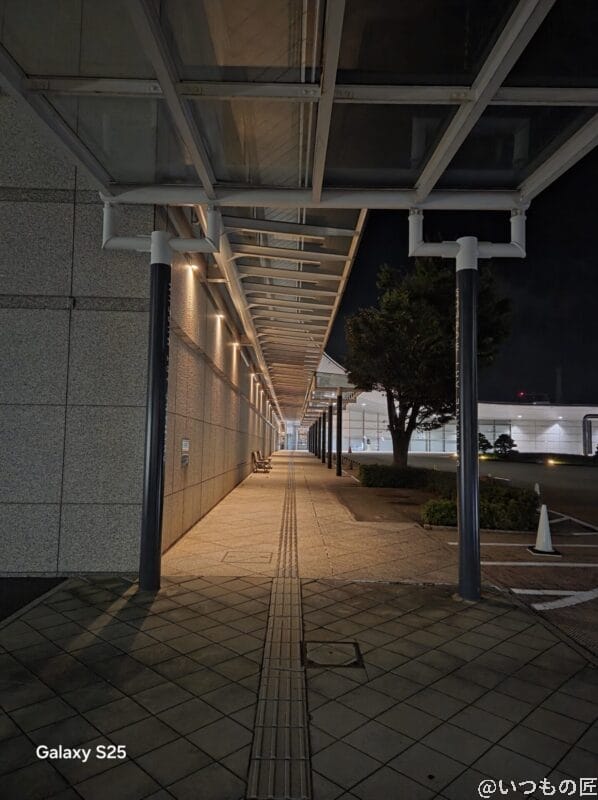 Galaxy S25 カメラ 夜の近代的な建物内部を撮影した一枚
