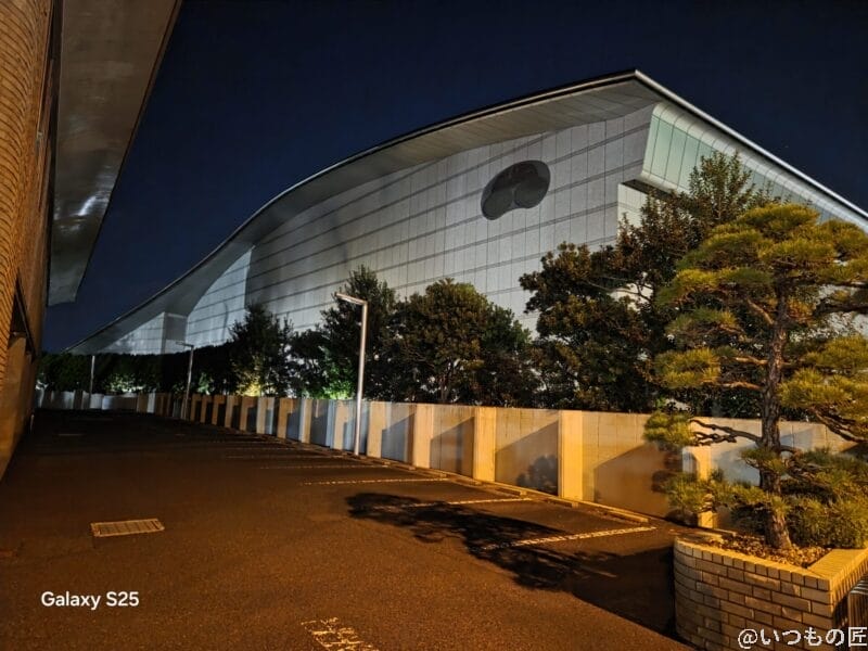 Galaxy S25 カメラ
白い壁の建物を夜間撮影した一枚