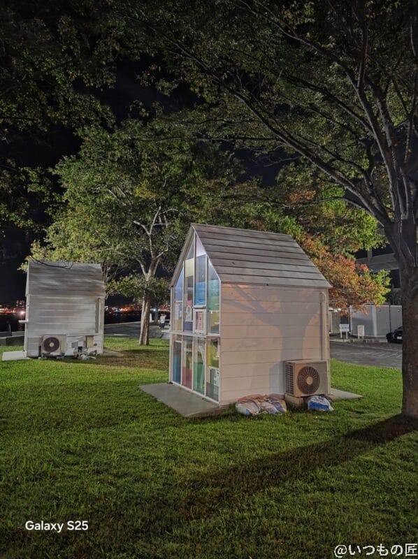 Galaxy S25 カメラ 芝生の上に建つガラス張りの小屋