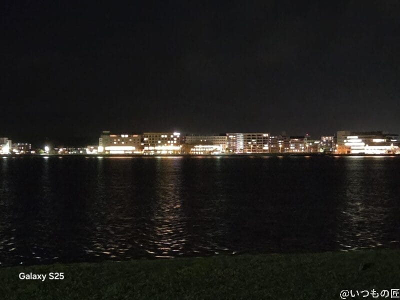 Galaxy S25 カメラ
夜の海辺の様子を撮影した一枚
