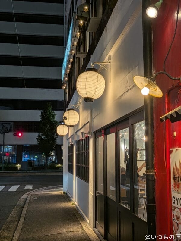 Galaxy S25 カメラ
夜の飲食店の提灯にピントを合わせた一枚