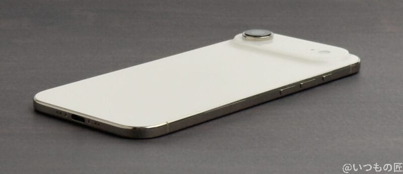 iPhone Air カメラ
机の上に置かれたiPhone