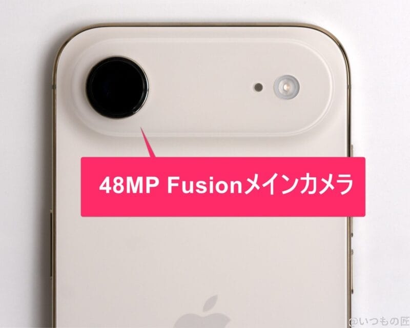iPhone Air カメラ
机の上に置かれたiPhone