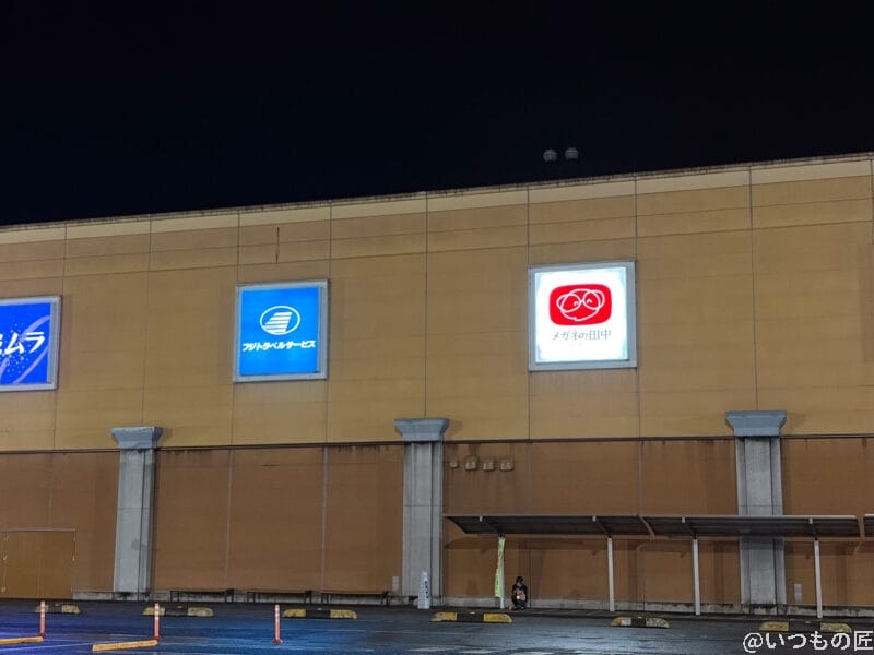 iPhone Air カメラ
夜のショッピングモールの駐車場を写した一枚