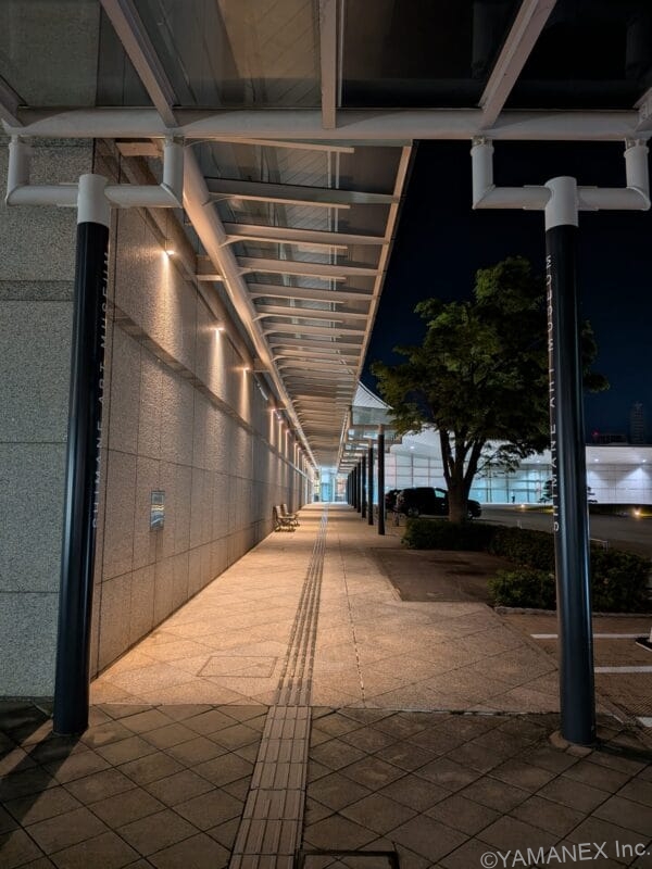 Google Pixel 9a レビュー
夜の美術館を撮影