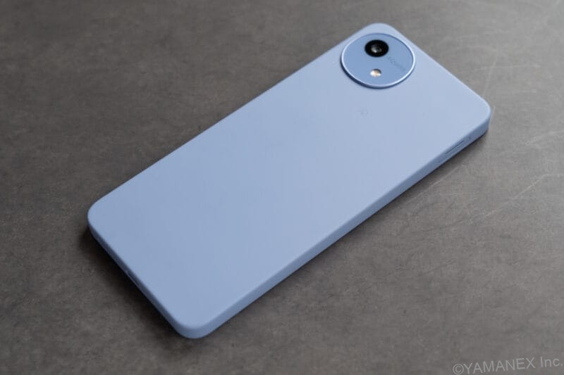 AQUOS wish5 レビュー
机の上に置かれたAQUOS wish5