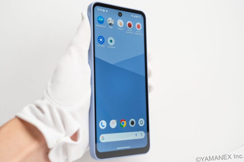 AQUOS wish5 レビュー
男性が持つAQUOS wish5