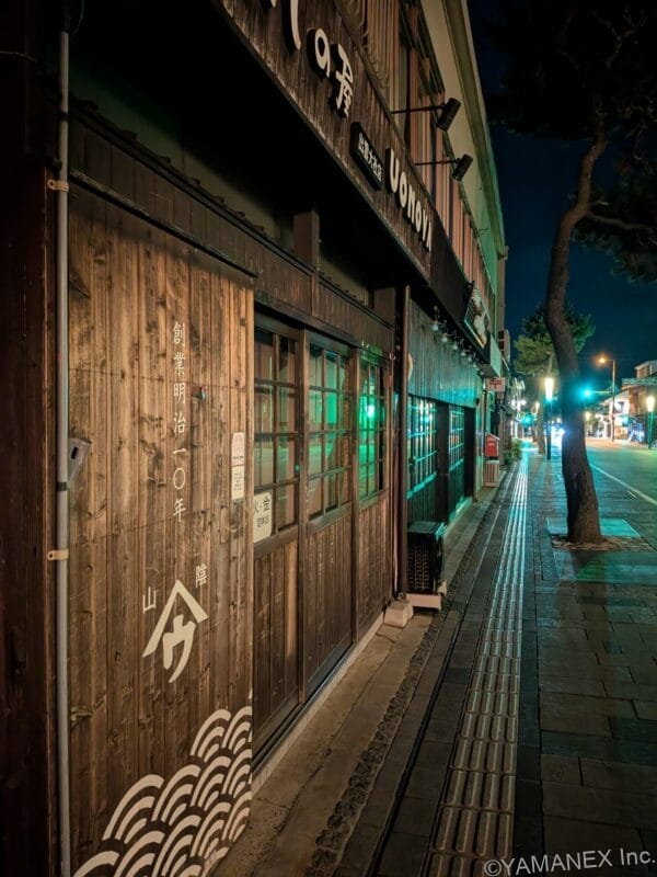 nubia Fold カメラ
木造の飲食店を夜間撮影