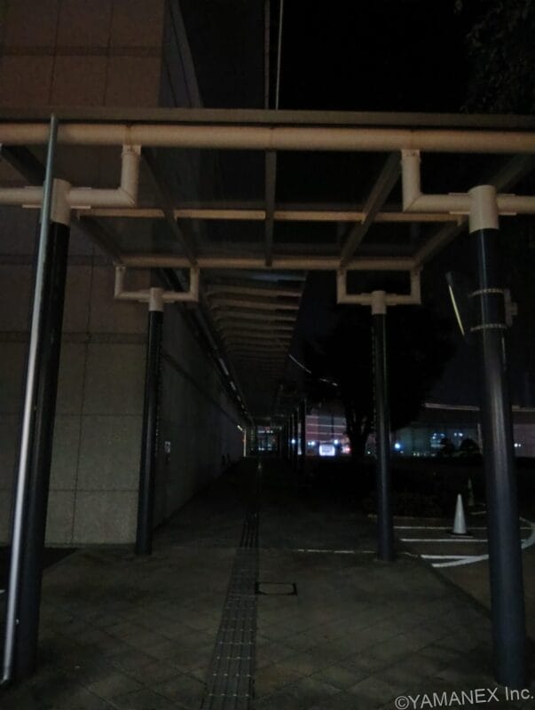 nubia S2 カメラ
建物内部を夜間撮影した一枚