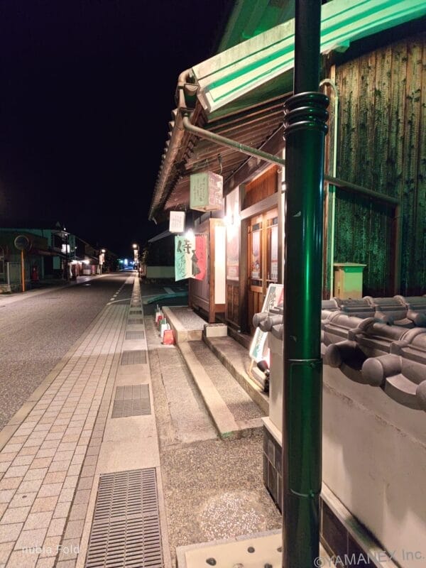 nubia Fold カメラ
木造の飲食店を夜間撮影した一枚