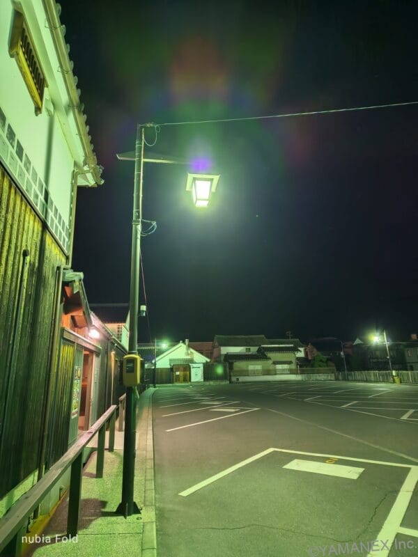 nubia Fold カメラ
夜道に光輝く街灯