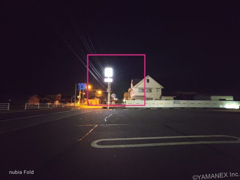 nubia Fold カメラ
夜の駐車場で看板を撮影した一枚