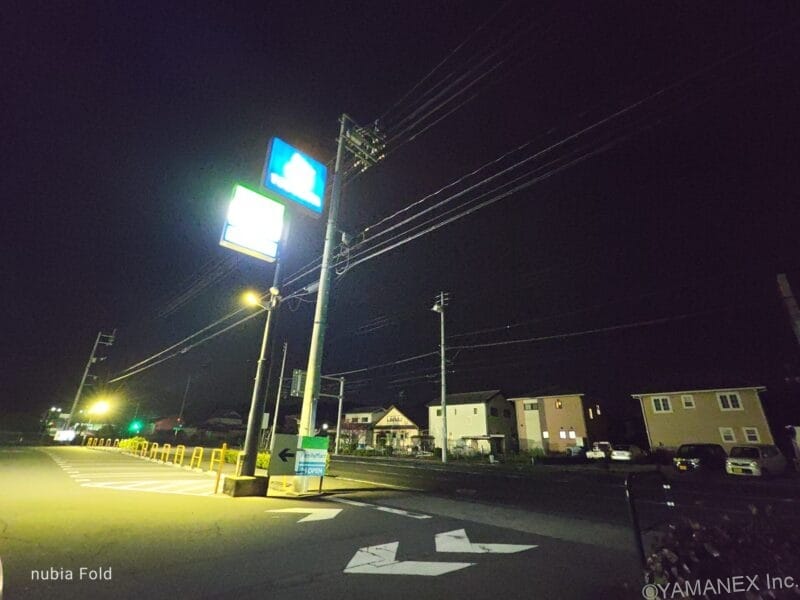 nubia Fold カメラ
コンビニの看板を駐車場から夜間撮影した一枚