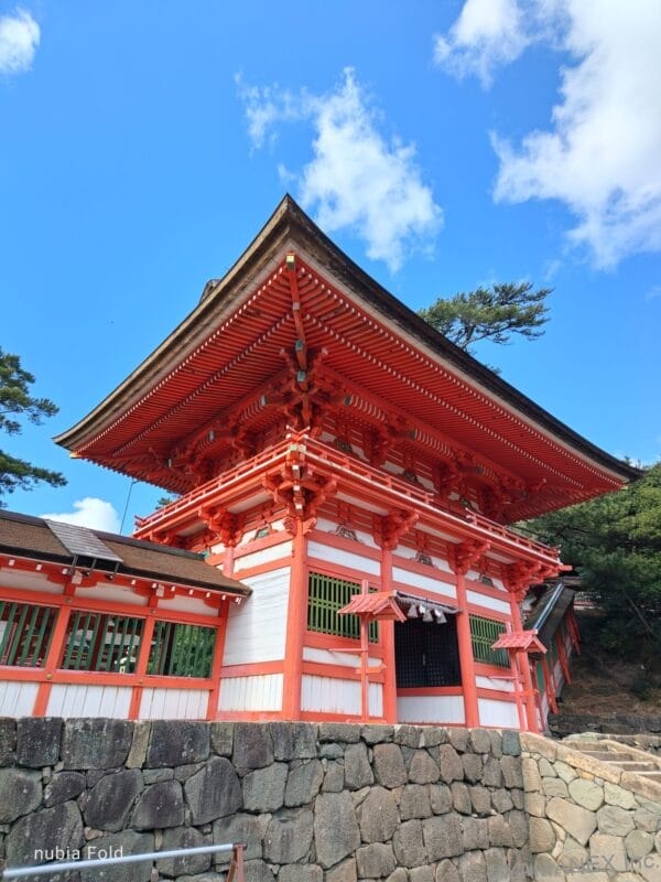 nubia Fold カメラ
晴天下の赤い神社