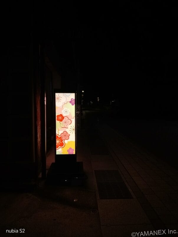 nubia S2 カメラ
花柄の看板を夜間撮影した一枚