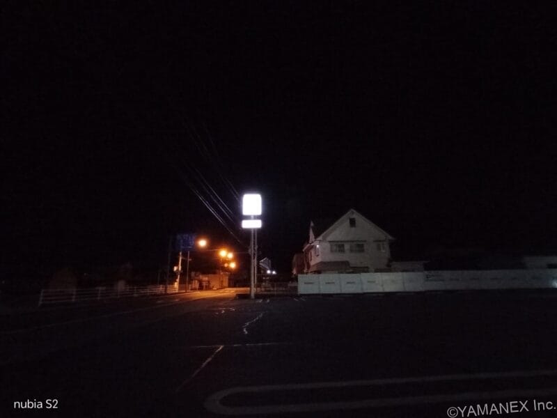 nubia S2 カメラ
駐車場の看板を夜間撮影した一枚