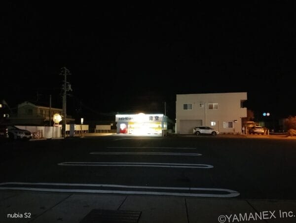 nubia S2 カメラ コインランドリーの看板を夜間撮影した一枚