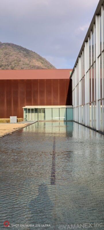 nubia Fold カメラ
赤い外壁とガラス張りの壁が特徴の建物