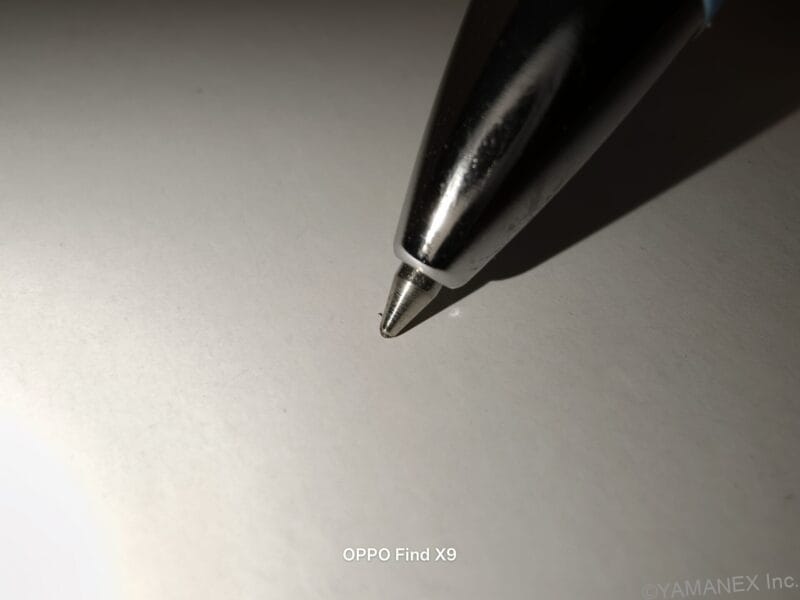 OPPO Find X9 カメラ 黒のボールペンの先端