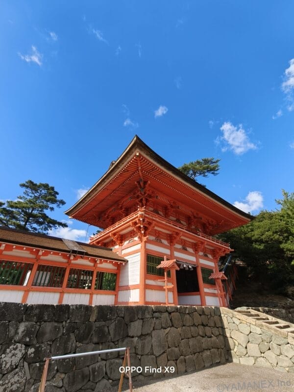 OPPO Find X9 カメラ 青空と赤い屋根の神社
