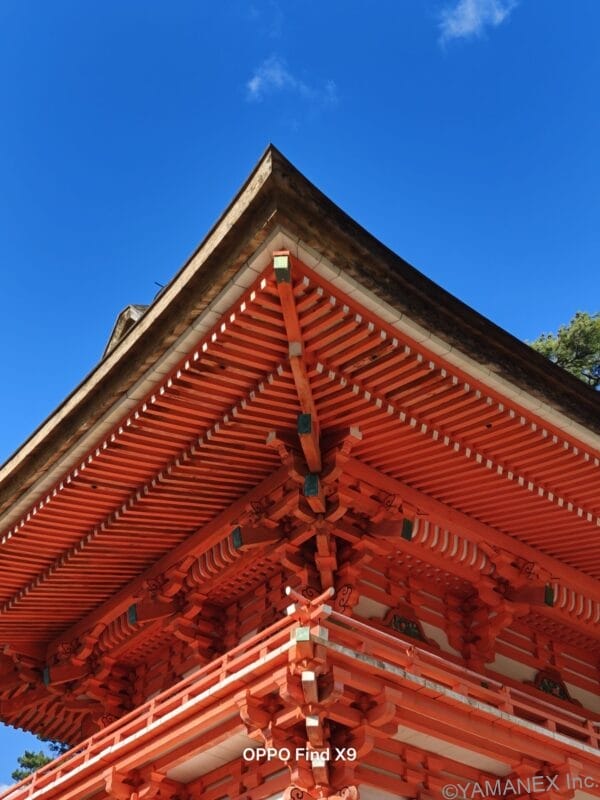 OPPO Find X9 カメラ 青空と赤い屋根の神社