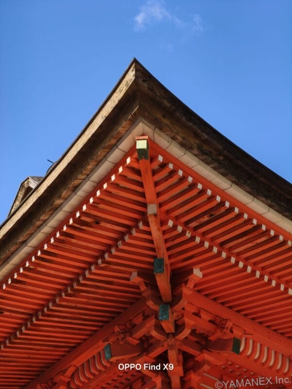 OPPO Find X9 カメラ 青空と赤い屋根の神社
