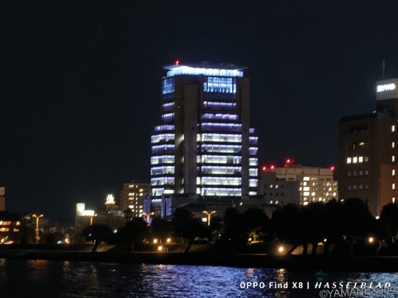 OPPO Find X9 カメラ
海辺からビルのネオンを捉えた夜間写真