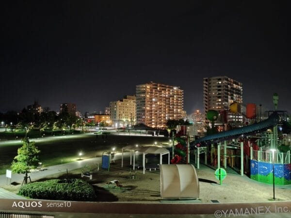 AQUOS sense10 カメラ 夜の公園を見下ろすアングルでズーム撮影した一枚