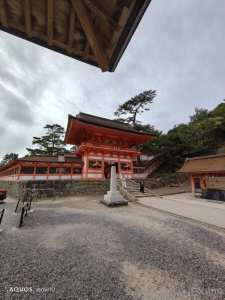 AQUOS sense10 カメラ 赤い屋根の神社をズーム撮影した一枚